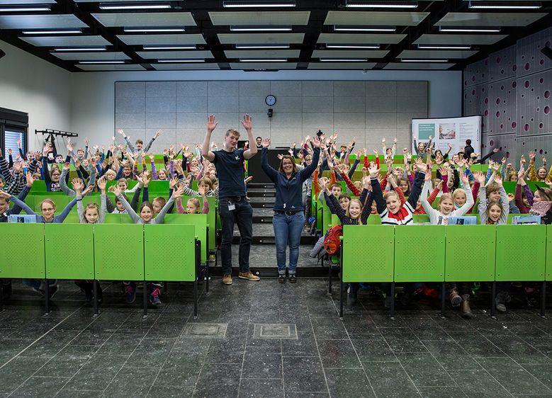Prof. Dr. Gilian Gerke und Lars Tegtmeier von der Hochschule Magdeburg-Stendal gaben den Junior-Studenten bei der März-Vorlesung der KinderHochschule Einblicke in den langen Weg des Abfalls. Foto: Hochschule Harz