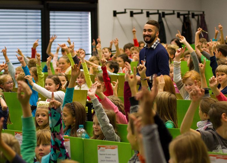 Bild: Mit großer Begeisterung lauschten rund 250 Junior-Studenten der KinderHochschul-Vorlesung „Dem Dieb auf der Spur – Wie Fingerabdrücke und der Computer helfen, den Täter zu finden“ von Prof. Dr. Thomas Leich und Kriminalrat Michael Ulrich.