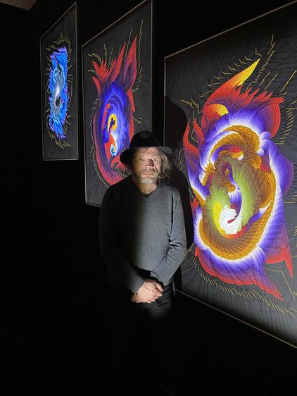 Axel Neumann (abgebildet) und Daniel Ackermann zeigen in der Wernigeröder Rektoratsvilla „Die rote Symphonie“ - eine kreative Verbindung zwischen Malerei und digitaler Kunst. Foto: Axel Neumann