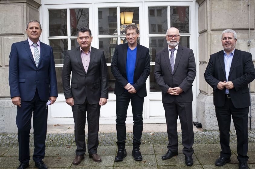 Das neue und alte Präsidium vor der HWR Berlin an der Badenschen Straße (v.l.n.r.): Prof. Dr. Frank Nolden, Prof. Dr. Dr. h.c. Erich Keller, Prof. Dr. Jürgen Stember (Präsident), Dr. Robert Klüsener und Klaus Weisbrod.