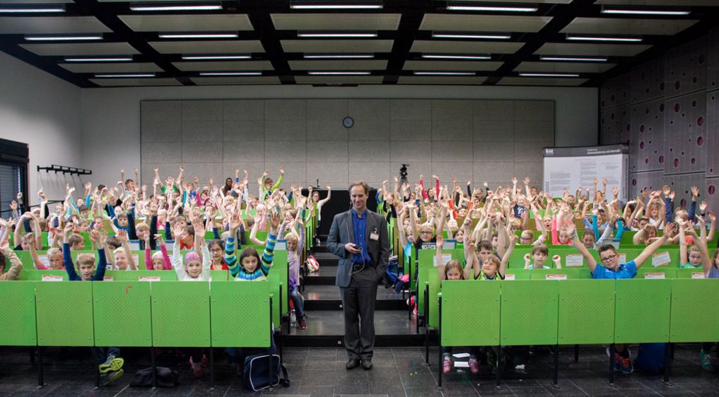 Bild: Rund 200 Junior-Studenten lauschten KinderHochschul-Dozent Dr. Thomas Piko bei seinem Vortrag zum Thema „Wer bremst mein Gehirn und wer bringt es in Fahrt? - Forscher decken auf“ im AudiMax der Hochschule Harz.