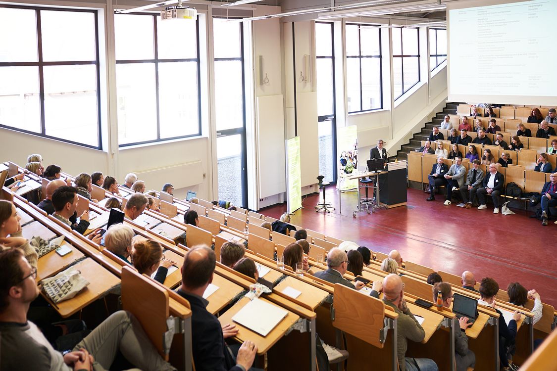 Der gut gefüllte Hörsaal der Hochschule Harz am Fachbereich Verwaltungswissenschaften während der Fachtagung zur Jugendpartizipation.