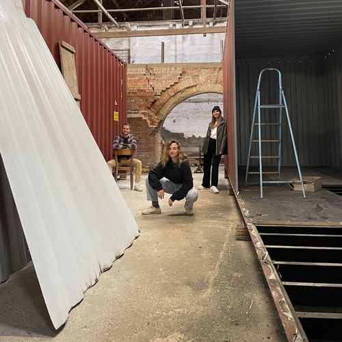 Das Team von cozy cabins neben deren Seecontainer