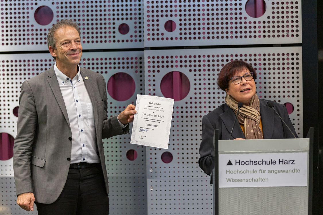 Hochschulrektor Prof. Dr. Folker Roland und Angela Gorr, Mitglied des Landtages, bei der Verleihung des Förderpreises