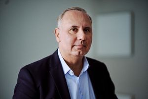 Nahaufnahme von Prof. Dr. Oliver C. Ruppel kurz vor seinem Gastvortrag an der Hochschule Harz.