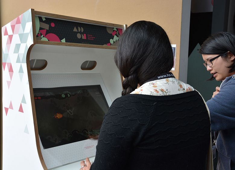 Bilder: Live-Schalten nach Tokio und Warschau, fünf Speaker vor Ort und viele, teils studentische Games, machten die erste ADD ON-Game-Konferenz an der Hochschule Harz zu einem großen Erfolg. Auch der von Studierenden konzipierte Arcade-Automat (links) 