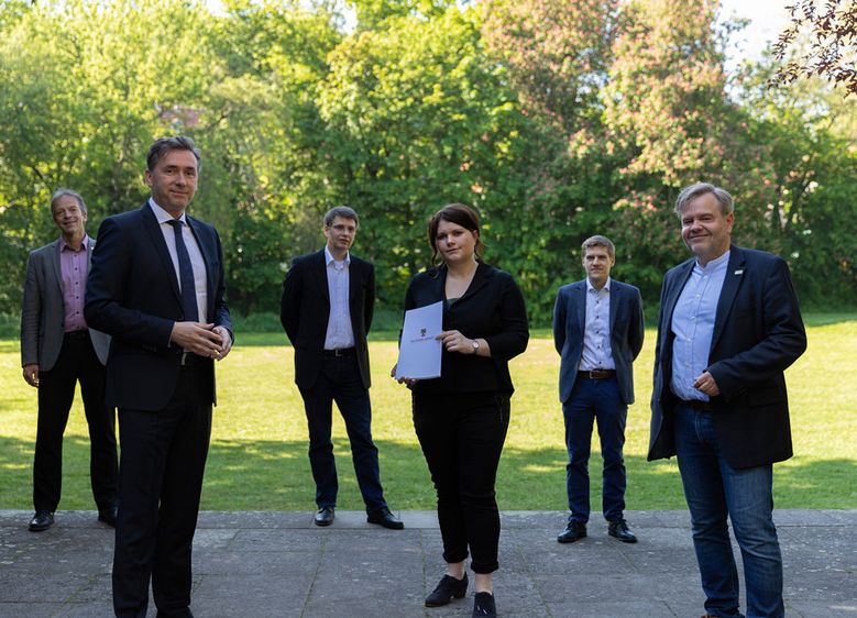 v.l.n.r. Rektor Prof. Dr. Folker Roland, Staatssekretär Thomas Wünsch, Prof. Dr. Thomas Leich, IfDP-Geschäftsführerin Dr. Manuela Koch-Rogge, Prof. Dr. Fabian Transchel, Prorektor Prof. Dr. Georg Westermann. Foto: Hochschule Harz