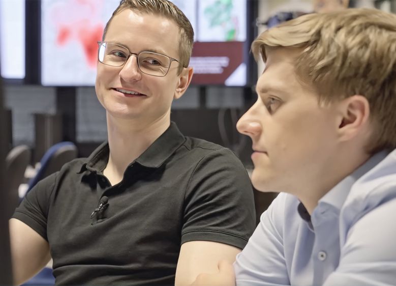 Data-Science-Student Andreas Hofmann belegte beim „Global Intel AI Impact Festival" den 1. Platz mit einem Programm zur Vermeidung von Wildunfällen; rechts: Studiengangskoordinator Prof. Dr. Fabian Transchel. Foto: Hochschule Harz