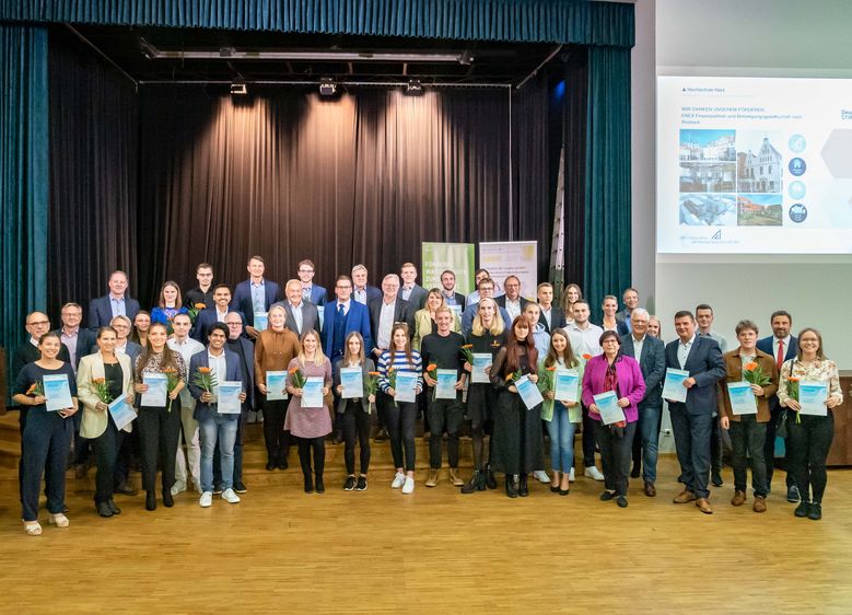 Stifter und ihre Geförderten: Gruppenbild aller Stipendiatinnen und Stipendiaten der 12. Förderperiode des Deutschlandstipendiums. Foto: Hochschule Harz