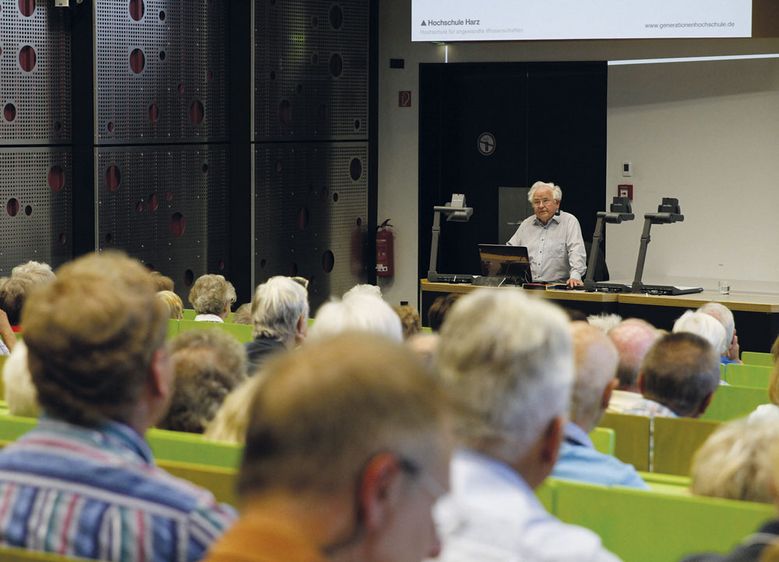 Bild: Rund 250 Teilnehmerinnen und Teilnehmer verfolgten mit großem Interesse den Vortrag von Dr. Rolf Reissbrodt zum Thema „Bakterien-Kulturen: nützlich und schädlich“ im AudiMax der Hochschule Harz.