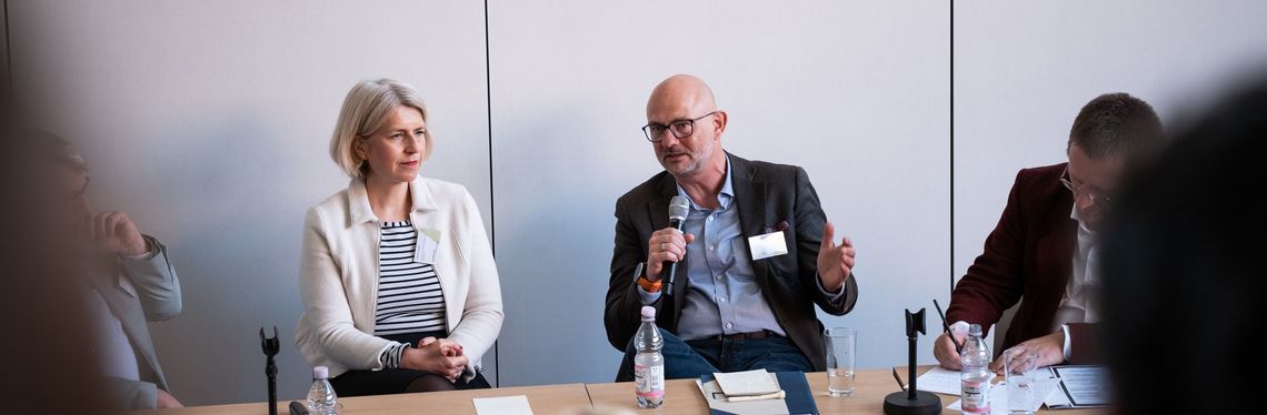 Zwei Redner während einer Podiumsdiskussion bei der WiföLab-Tagung 2026