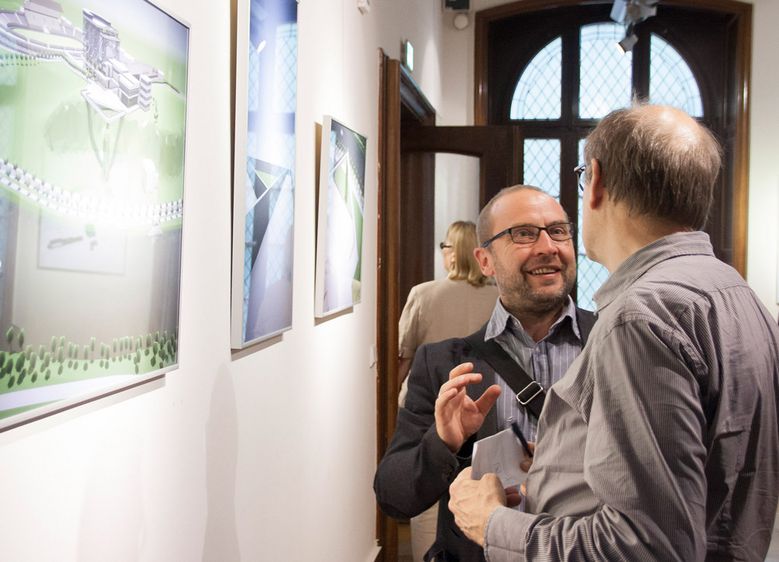 Bild: Vernissage zur Ausstellung „Eine Stadtkrone für Halle Saale – 3D Interpretationen der Entwürfe von Walter Gropius“ in der Rektoratsvilla der Hochschule Harz.