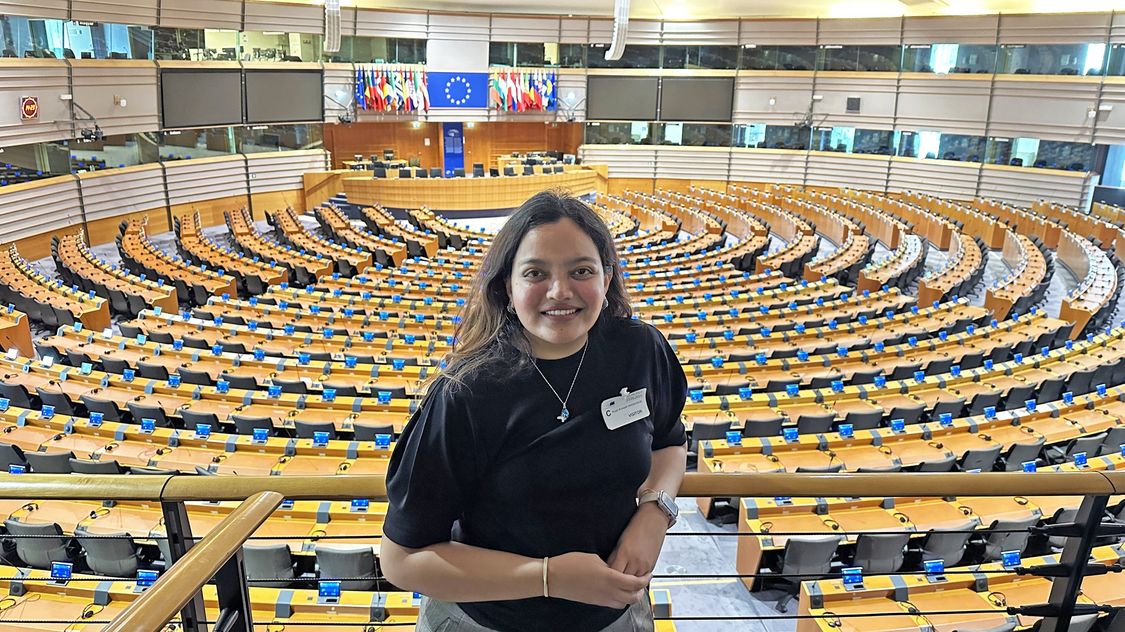 Woman in front of a meeting room with lots of chairs