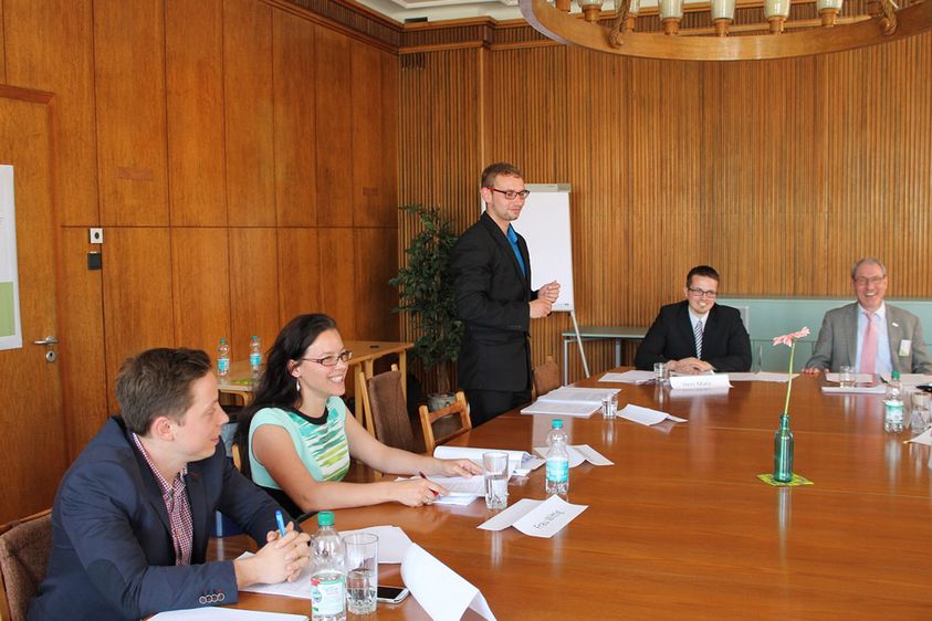 Bild: Studierende des Master-Studiengangs „Public Management“ simulierten unter der Leitung von Prof. Dr. Wolfgang Beck (r.) am Fachbereich Verwaltungswissenschaften der Hochschule Harz eine Ausschusssitzung des Bundestages.