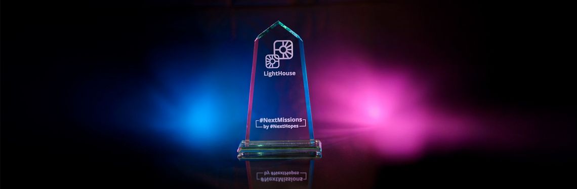 Tiffany-Preis-Trophäe für innovative Wirtschaftsförderung vor schwarzem Hintergrund mit roten und blauen Lichtflares im Hintergrund