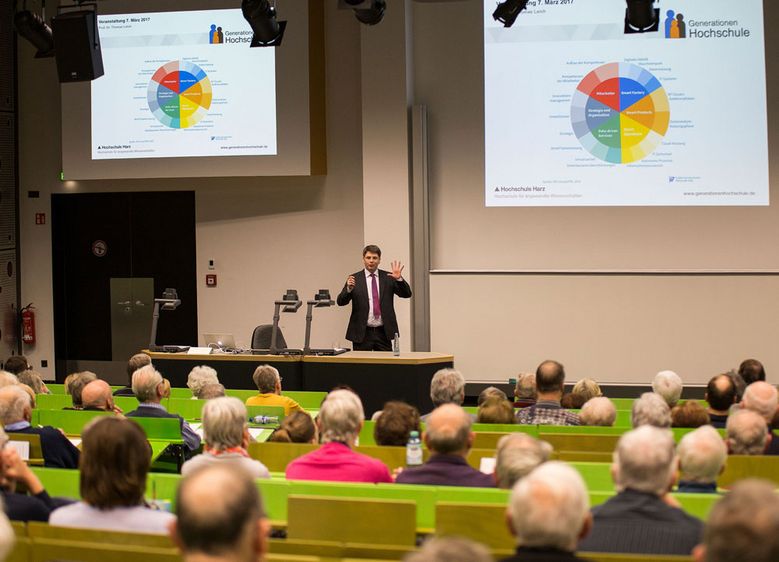Bild I: Bei der März-Vorlesung der GenerationenHochschule erklärte Prof. Dr.-Ing. Thomas Leich ob die Digitalisierung Fluch oder Segen für die deutsche Ingenieurskunst ist. Foto: Hochschule Harz