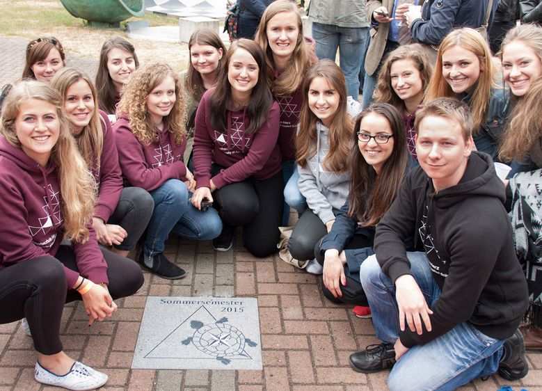 Bild: Mit einer eigenen Steinplatte verewigten sich die Studierenden des Abschlusssemesters auf dem „Walk of Fame“ der Hochschule Harz in Wernigerode.