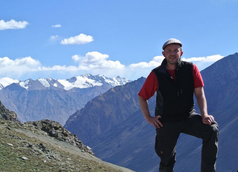Bild: Matthias Poeschel im Pamir über dem Bartang Tal. (Foto: Thomas Türpe.)