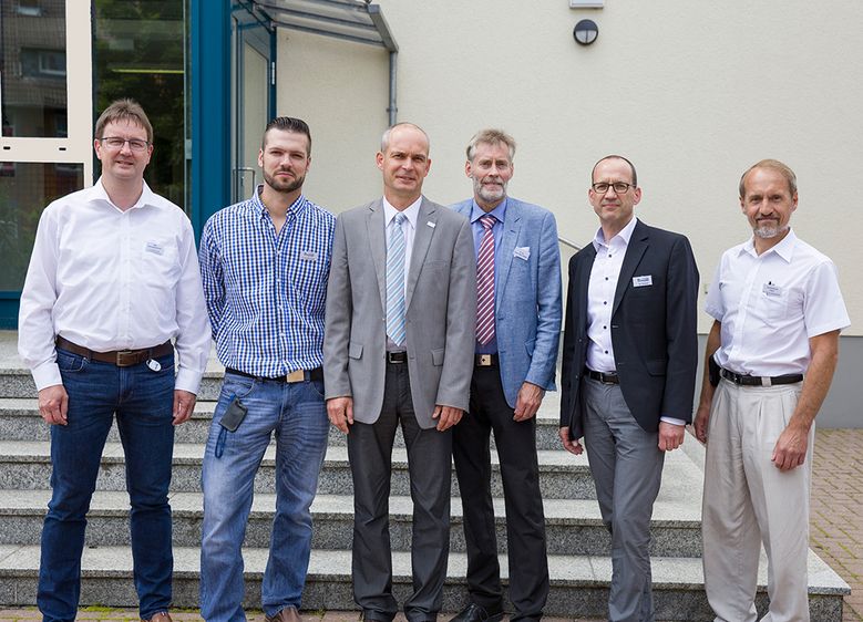 Bild: Eckart Schmidt (KSB AG), Dominic Wode (Dr. Ecklebe GmbH), Prof. Dr. René Simon, Dr. Peter Ecklebe, Michael Paetzel (beide Dr. Ecklebe GmbH), Prof. Dr. Günter Bühler (v.l.n.r.). Foto: Johannes Grünemeier