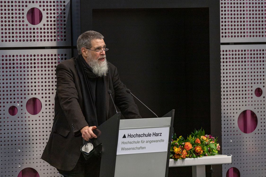 Prof. Dr. Rainer O. Neugebauer am Redepult im AudiMax der Hochschule Harz