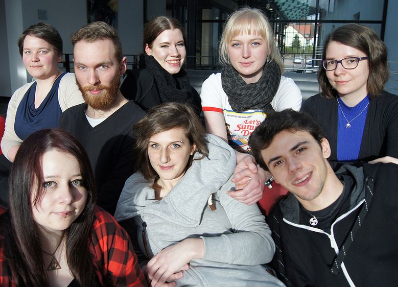 Die Konzepter des Computerspiels „nGlow“: Obere Reihe: Svenja Malin Kottutz (links), Jasmin Strnad (rechts), mittlere Reihe: Sandra Hanstein (links), Melanie Ramsch (rechts), untere Reihe: Leonie Schulte (links), Nina Loof (2. v. links), Mirko Skroch 