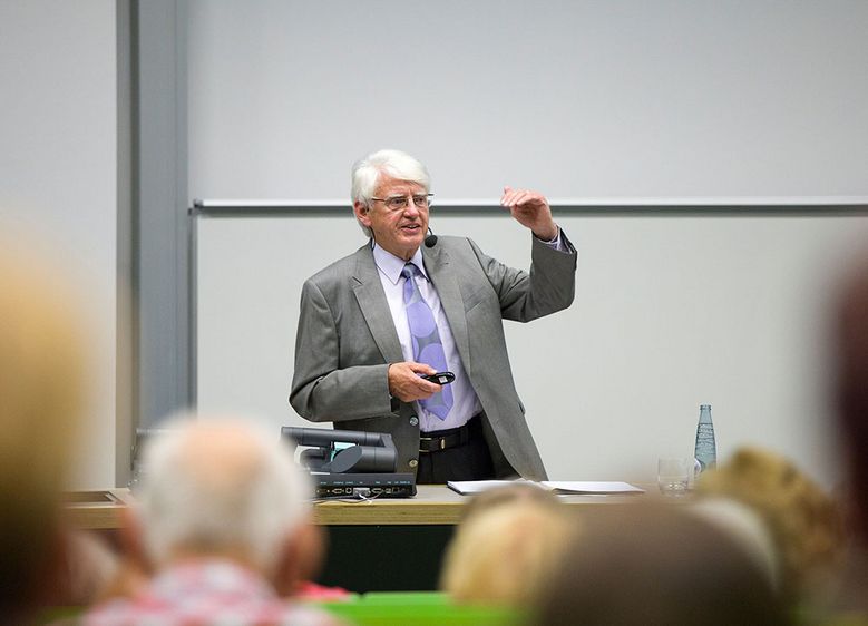 Die Oktober-Vorlesung der GenerationenHochschule unter dem Titel „'Und wenn die Welt voll Teufel wäre...' - zwischen Mittelalter und Neuzeit“ mit Peter Lehmann entführte knapp 200 Teilnehmer in das „Jahrhundert des Umbruchs“ zwischen 1450 bis 15