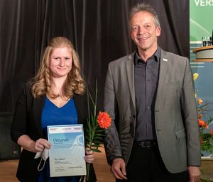 Teresa Erfurt und Rektor Prof. Dr. Folker Roland bei der Stipendienvergabe.