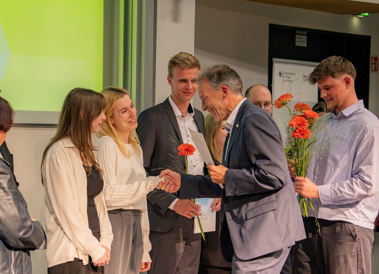 Hochschul-Rektor Prof. Dr. Folker Roland (links) freute sich, die 33 Deutschlandstipendien persönlich zu verleihen. Foto: Svenja Kretschmar/Hochschule Harz 
