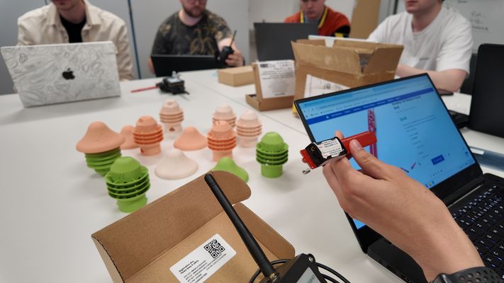 Hand hält Sensor