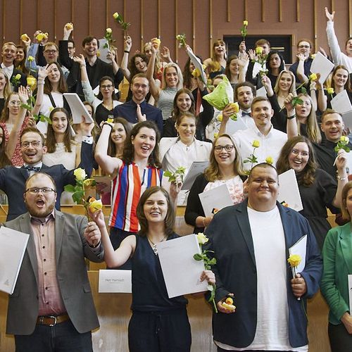 Absolventinnen und Absolventen des Fachbereichs Verwaltungswissenschaften der Hochschule Harz bei ihrer feierlichen Exmatrikulation im Hörsaal in Halberstadt.