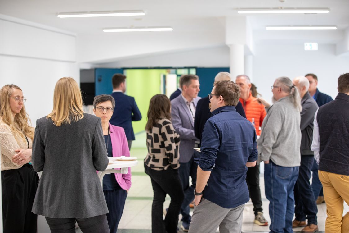 Teilnehmende Unterhalten sich angeregt