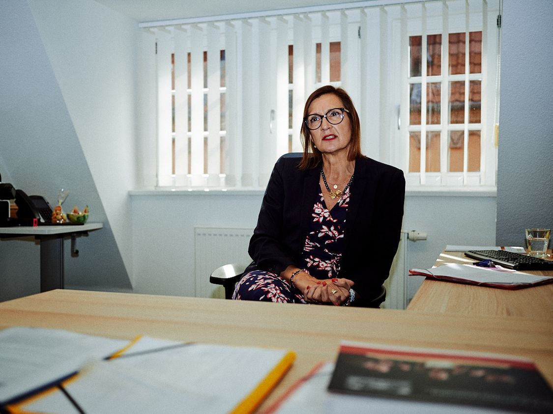 Prof. Dr. Angela Kolb-Janssen vor ihrem Schreibtisch in den Räumlichkeiten der Hochschule Harz am Standort Halberstadt.