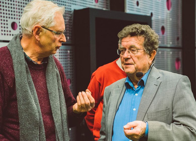 Prof. Dr. Günter Fietz (rechts) war auch nach der Vorlesung ein gefragter Gesprächspartner