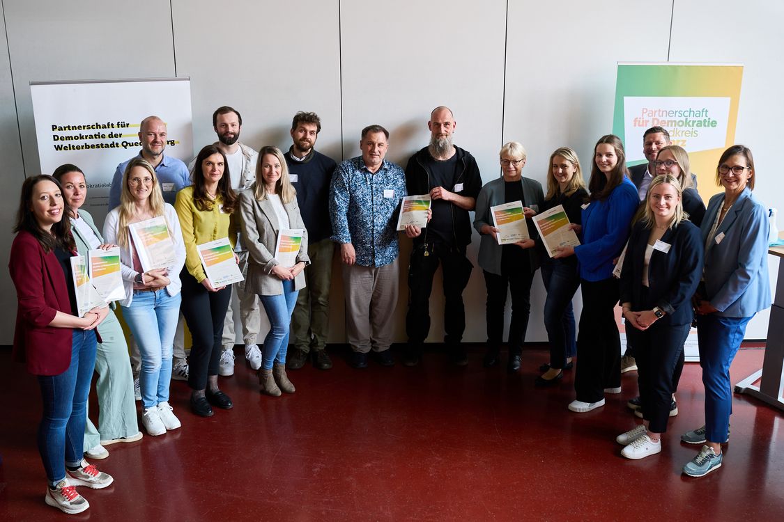 Gruppenbild von Studierenden und Projektbeteiligten nach der Abschusspräsentation.