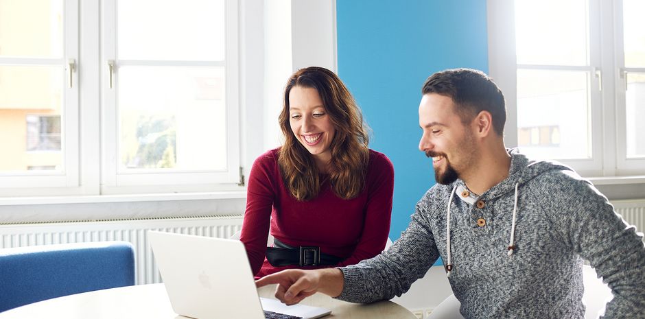 Zwei Studierende des Fachbereichs Verwaltungswissenschaften der Hochschule Harz schauen gemeinsam auf einen Laptop.