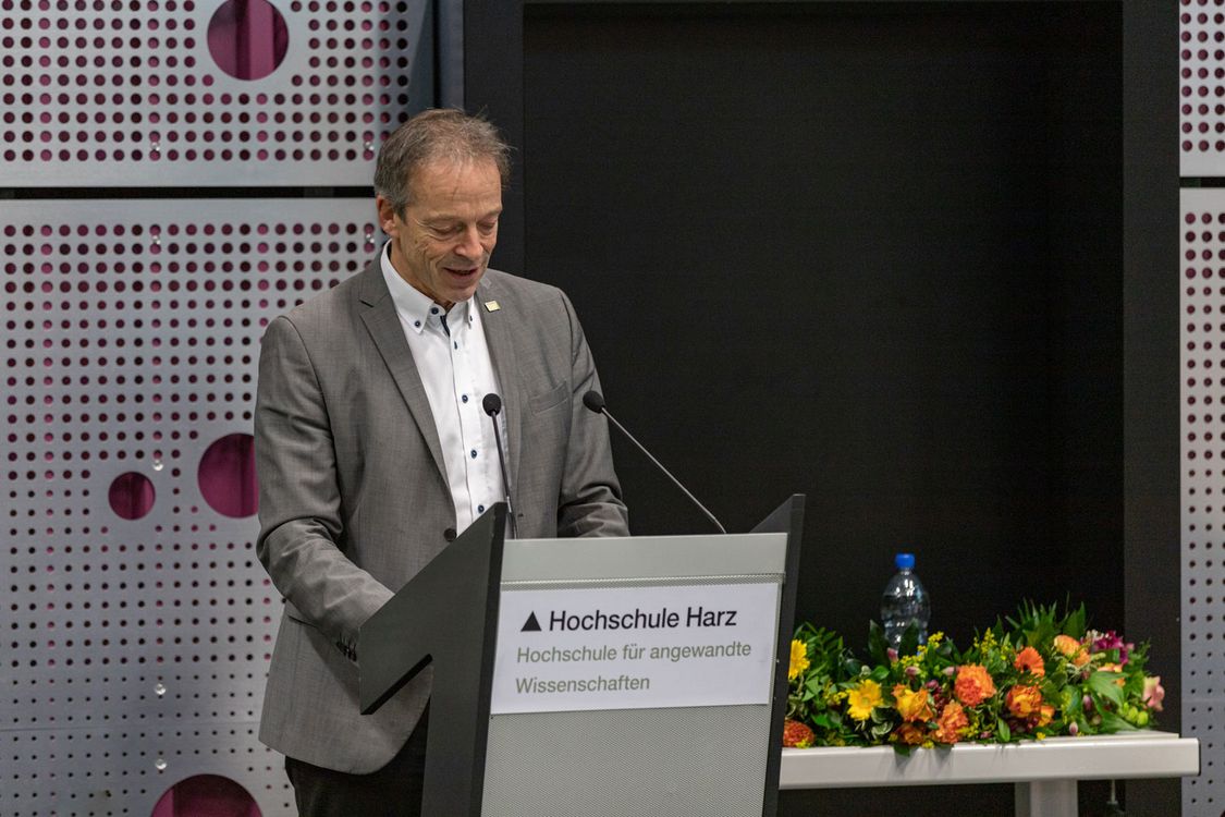 Hochschulrektor Prof. Dr. Folker Roland am Redepult im AudiMax der Hochschule Harz