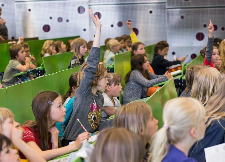 Bilder: Bei der 45. Vorlesung der KinderHochschule ging es um „KOMPONIEREN - nichts leichter als das!? Die Zutaten der Musik“. Als Referenten wurden Jens Klimek, Solveig Siede und Gabriele Warmke vom Landesgymnasium für Musik Wernigerode begrüßt. F