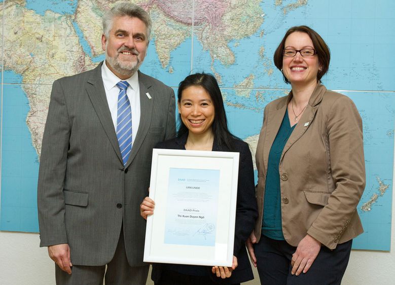 Bild: Verleihung des DAAD-Preises für herausragende Leistungen internationaler Studierender durch Hochschul-Rektor Prof. Dr. Armin Willingmann und Katja Betker, Leiterin des Akademischen Auslandsamtes, an Wirtschaftspsychologie-Studentin Thi Xuan Duyen N