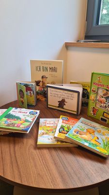 In der Studentischen Begegnungsstätte wartete eine kleine Auswahl an Spielsachen und Büchern auf die jungen Besucher.