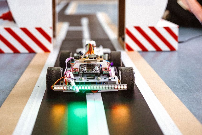 Beim Experimentieren mit sensorgesteuerten Modellrennwagen bekommen Schülerinnen und Schüler einen Einblick in die Funktionsweise des autonomen Fahrens. Foto: Hochschule Harz