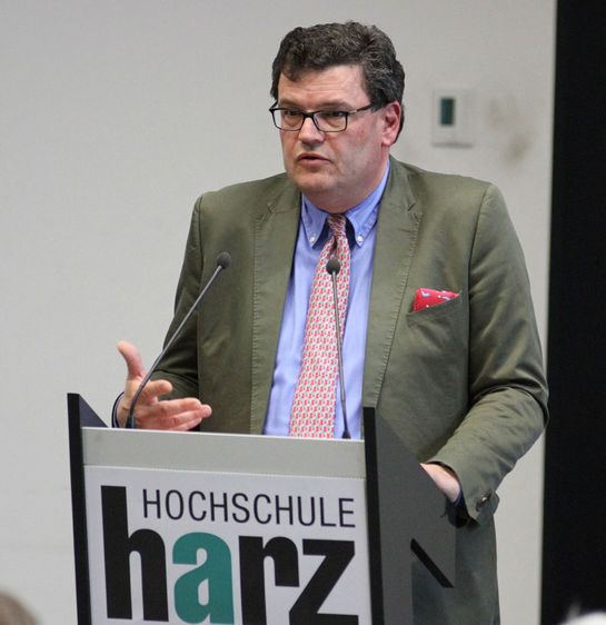 Bild: Ingo Swoboda, ausgebildeter Sommelier und Experte für Kulinaria, widmet sich in der Mai-Vorlesung der GenerationenHochschule dem Thema „Am Wein scheiden sich die Geister. Eine Reise durch die Weinkultur vom Anfang bis zum Ende“.