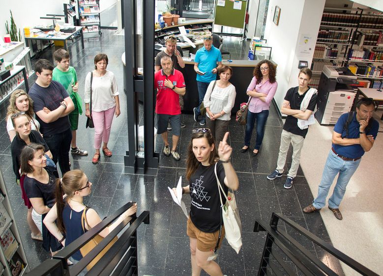 Bild: Besonders stark nachgefragt waren in diesem Jahr bei bestem Sommerwetter die Campusrundgänge, bei denen Studierende ihren Hochschulcampus vorstellten und authentisch aus dem Studentenleben berichteten.