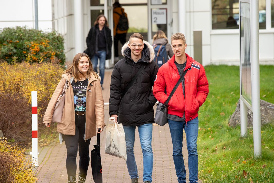 Wirtschaftsinformatik-Studierenden auf dem Campus Wernigerode.
