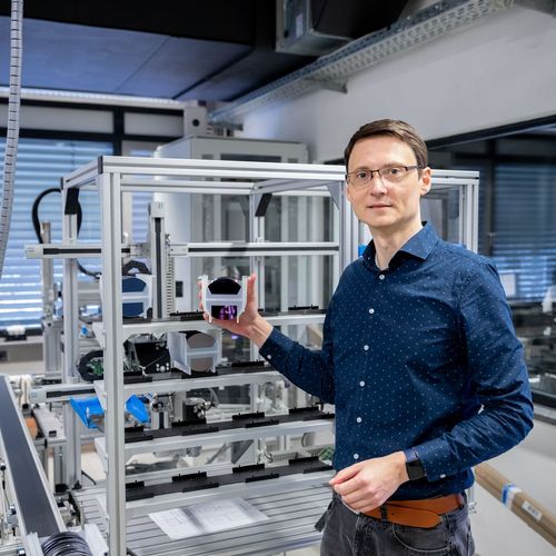 Demnächst können Studierende im Studiengang Smart Automation den richtigen Umgang mit sensiblen Silizium-Trägerscheiben (engl. „Wafer“) erlernen, hier zeigt Prof. Dr. René Schenkendorf eine „Wafer-Kassette“ im Labor Prozessleittechnik. Foto: Hochschule Harz