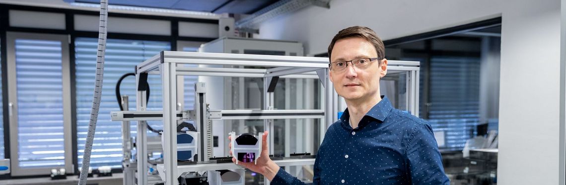 Demnächst können Studierende im Studiengang Smart Automation den richtigen Umgang mit sensiblen Silizium-Trägerscheiben (engl. „Wafer“) erlernen, hier zeigt Prof. Dr. René Schenkendorf eine „Wafer-Kassette“ im Labor Prozessleittechnik. Foto: Hochschule Harz