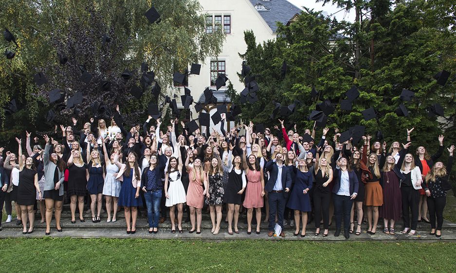 Hoch die Hüte: Die Absolventinnen und Absolventen freuen sich über ihren Abschluss am Fachbereich Wirtschaftswissenschaften der Hochschule Harz in Wernigerode. Foto: Tim Bruns