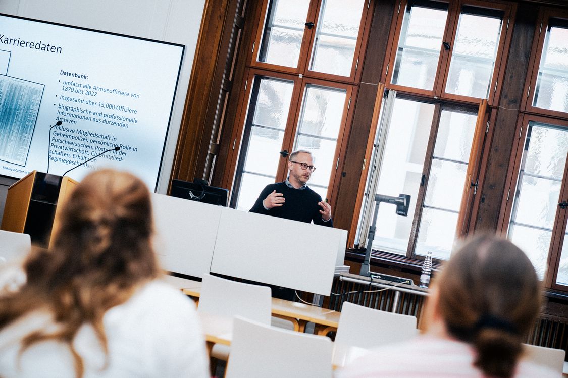 Dr. Christian Gläßel während seines Gastvortrags am Fachbereich Verwaltungswissenschaften der Hochschule Harz.