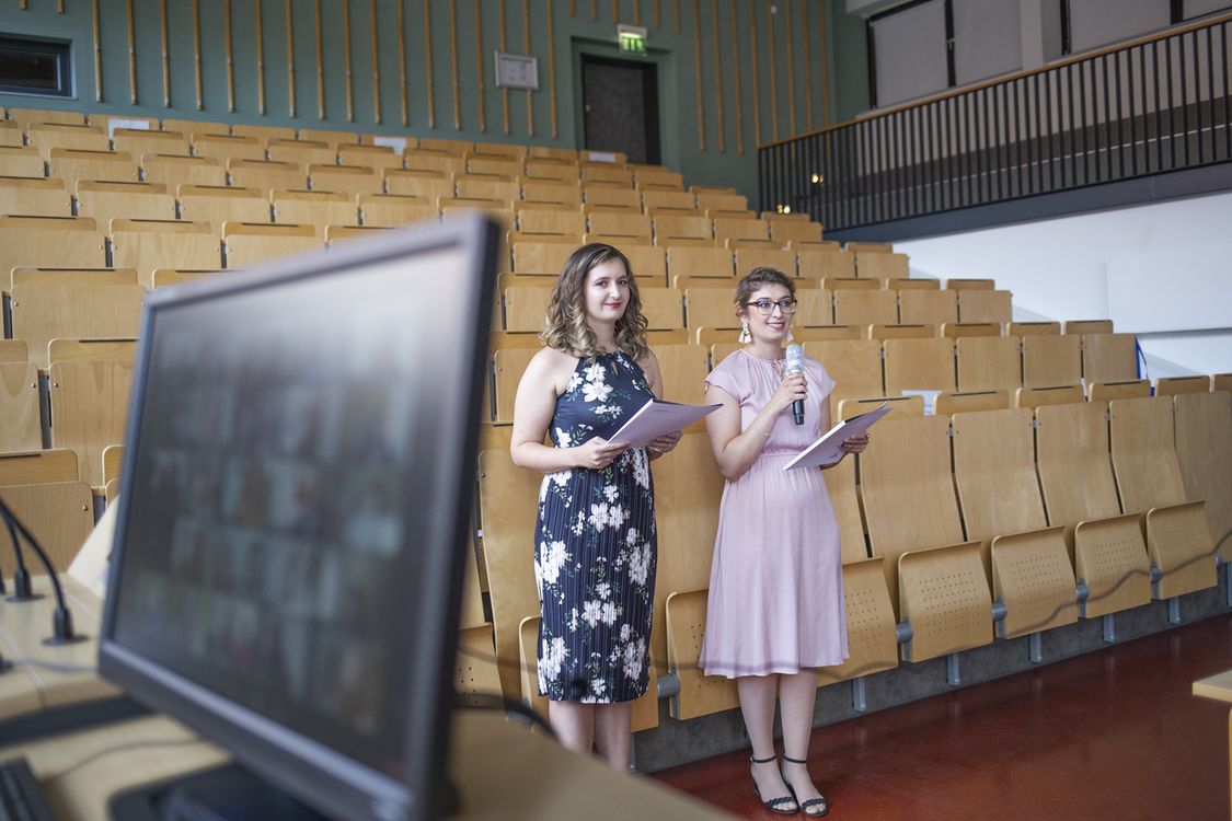 Daniela Schmidt und Julia Drümmer beim Grußwort der Studierenden