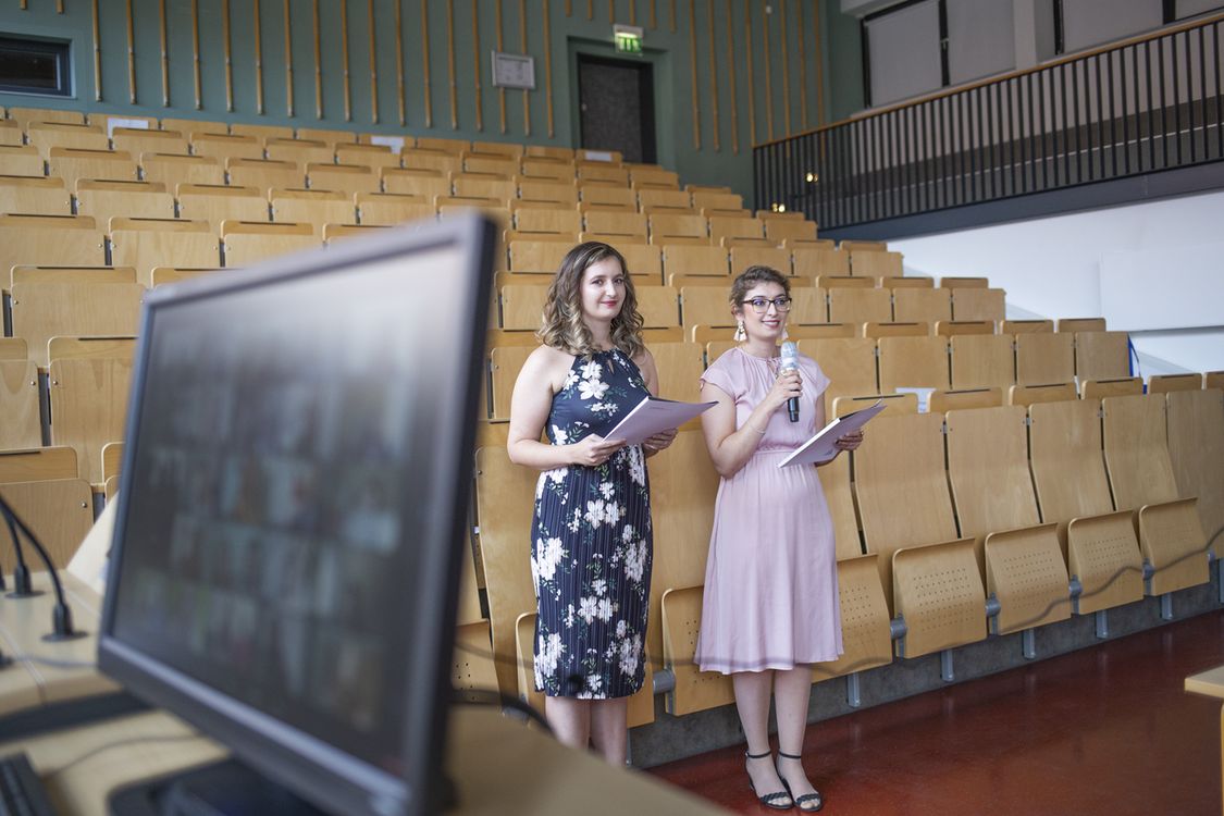 Daniela Schmidt und Julia Drümmer beim Grußwort der Studierenden