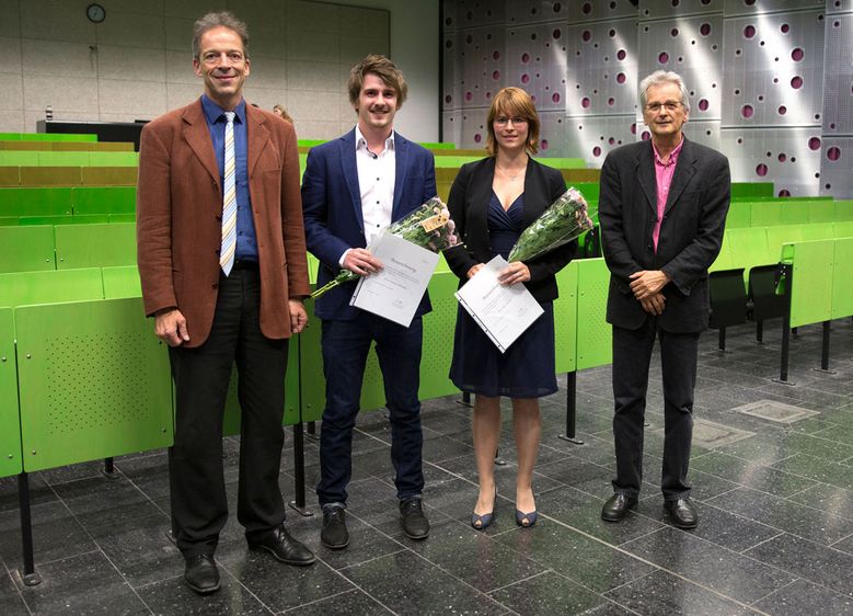 Im Anschluss wurden zwei studentische Abschlussarbeiten zum Thema Erneuerbare Energien prämiert: Ingenieurin Elke Maume und der BWL-Absolvent Bastian Kabitzky freuten sich über die Würdigung.